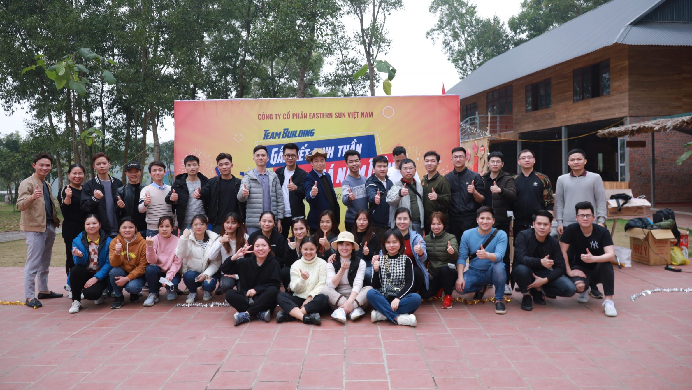 Tập thể Eastern Sun chụp ảnh lưu niệm tại sự kiện Team building